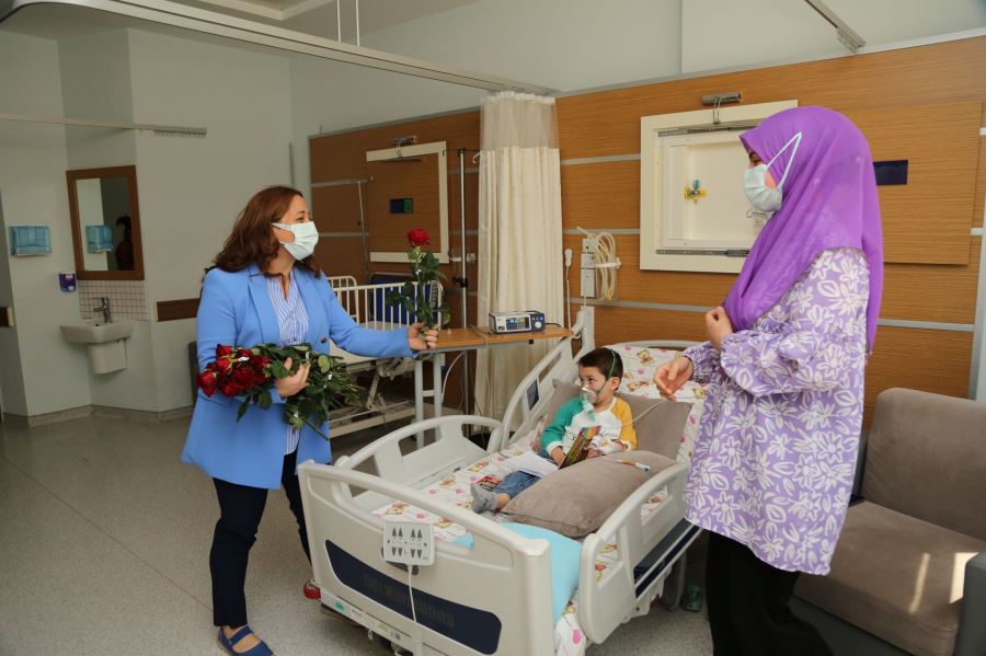 BAŞKAN YAZICI’DAN TUZLA DEVLET HASTANESİ’NDEKİ ANNELERE SÜRPRİZ