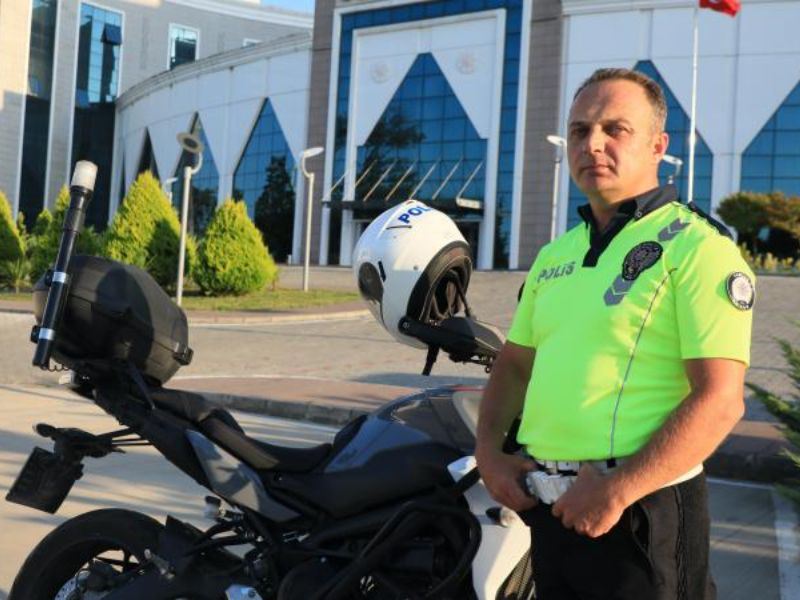 İÇİŞLERİ BAKANI YERLİKAYA MOTOSİKLETLİ GENCE ÖĞÜT VEREN POLİSİ TEBRİK ETTİ
