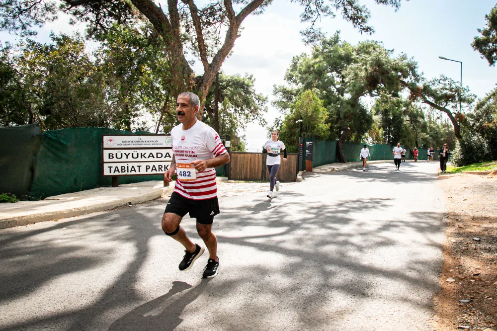 BAŞKAN AKPOLAT   DECHATLON BÜYÜKADA YARI MARATONUN’DA  KOŞTU 