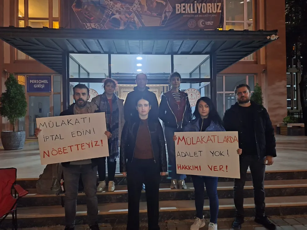 ÖĞRETMENLER, İSTANBUL İL MİLLİ EĞİTİM MÜDÜRLÜĞÜ ÖNÜNDE NÖBETE BAŞLADI