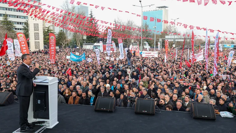 BAŞKAN ÖZEL ANKARA’DA YURTTAŞ SESLENDİ: “HAKKIMIZI ALACAĞIZ .”