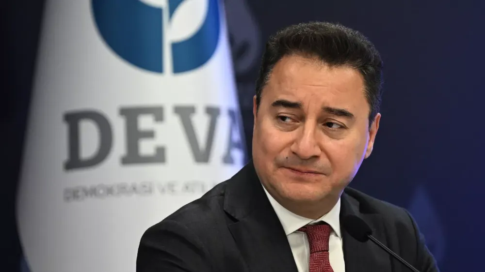 BABACAN ŞİMŞEK’İ ELEŞTİRDİ:  “TEK YAPTIĞI ‘ERDOĞAN HARCASIN’ DİYE PARA BULMAK”