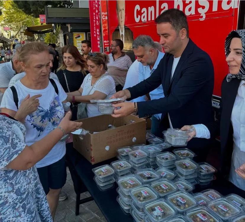 CAN BAŞKAN VATANDAŞLARA AŞURE İKRAM ETTİ.