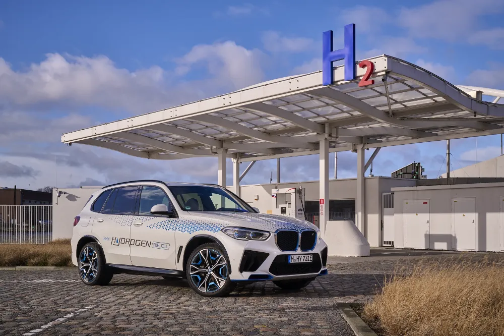 BMW’NİN İLK SERİ ÜRETİM  HİDROJEN YAKIT HÜCRELİ MODELİ 2028’DE YOLA ÇIKACAK