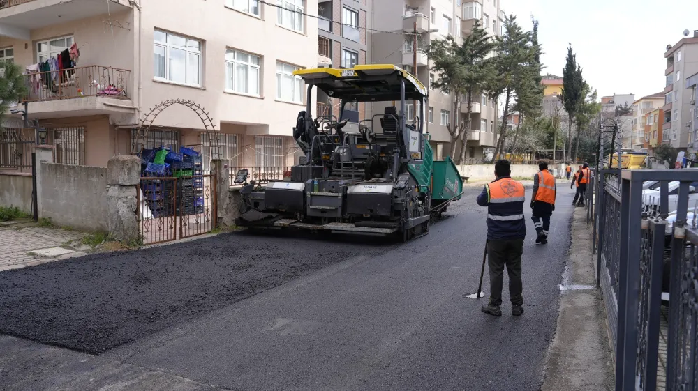 KARTAL’DA MAHALLE BAZLI ASFALT SERİM ÇALIŞMALARI DEVAM EDİYOR